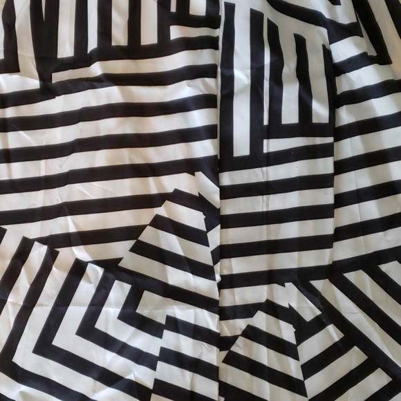 Black & White Printed Dress - Picture 4 of 6